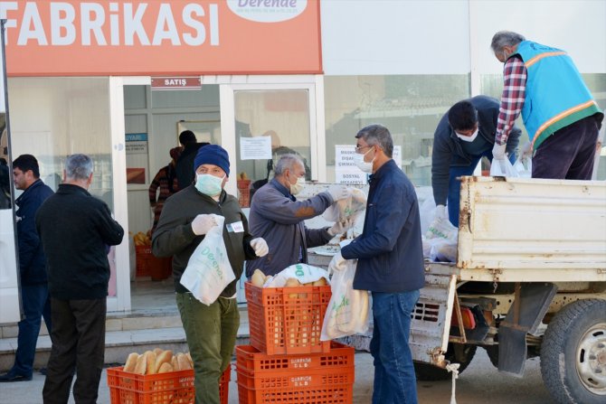 Darende'de vatandaşlara 21 bin ücretsiz ekmek dağıtıldı