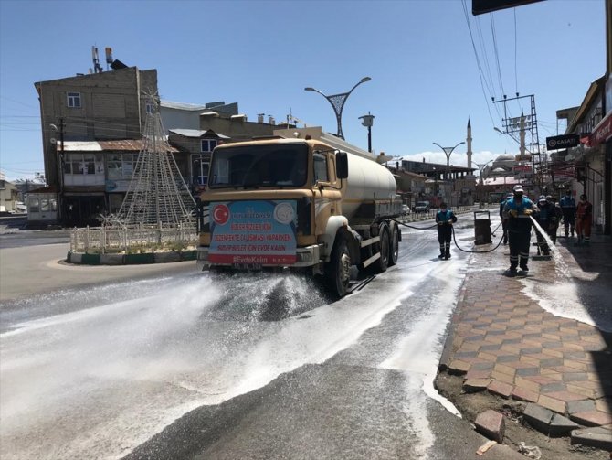 Erciş'te dezenfeksiyon çalışmaları sürüyor