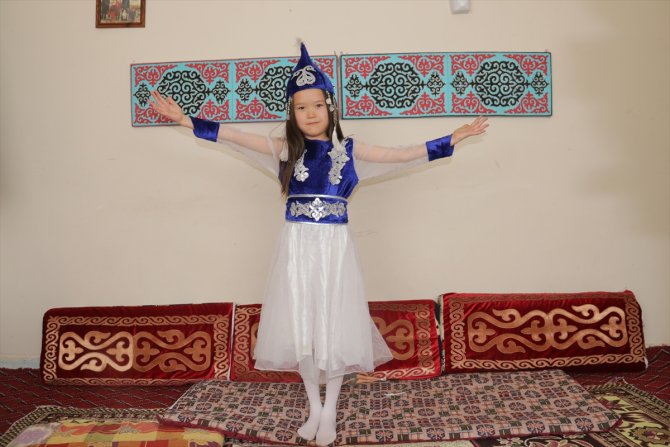 Van'da Kırgız çocuklardan "Evde kal" klibi
