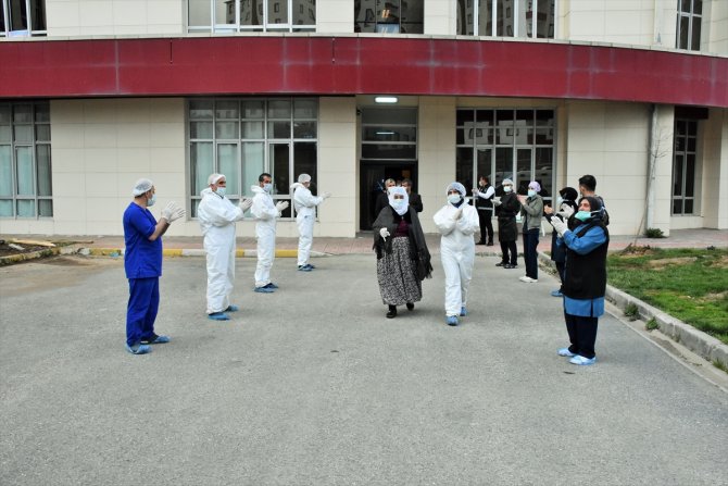 Muş'ta Kovid-19 tedavisi tamamlanan 11 kişi alkışlarla taburcu edildi