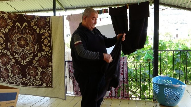 40 yıllık eşine bebek gibi bakıyor