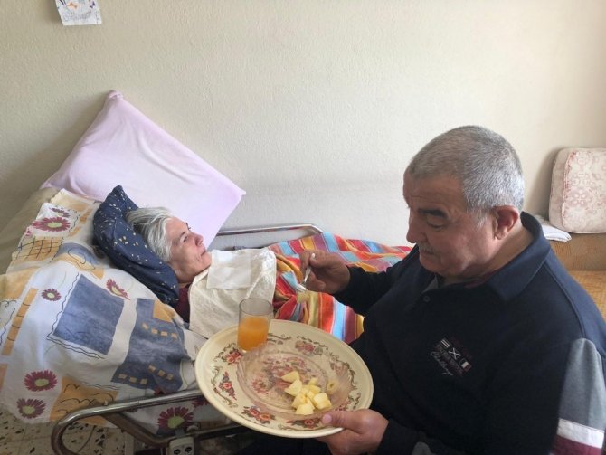 40 yıllık eşine bebek gibi bakıyor