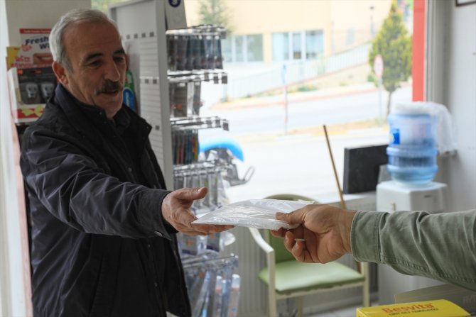 Darende'de eczanelerden ücretsiz maske dağıtımı başladı