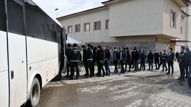 GÜNCELLEME - Ağrı'daki cinayete ilişkin gözaltına alınan 16 kişi adliyeye sevk edildi