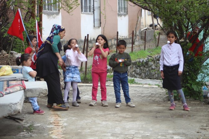 Hakkarili çocuklar evlerini süsleyerek 23 Nisan'ı kutladı