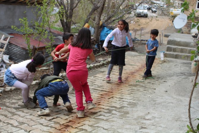 Hakkarili çocuklar evlerini süsleyerek 23 Nisan'ı kutladı