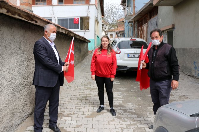 Hekimhan Belediyesi Türk bayrağı dağıttı