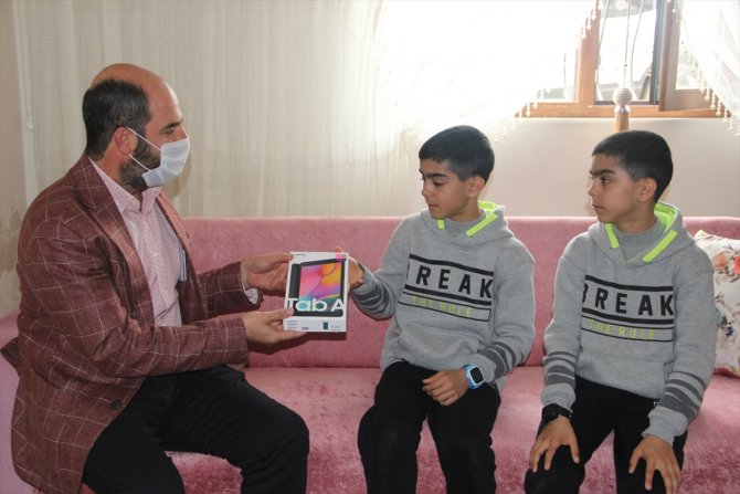 Başkan Sözen, yetim ikizlere tablet hediye etti