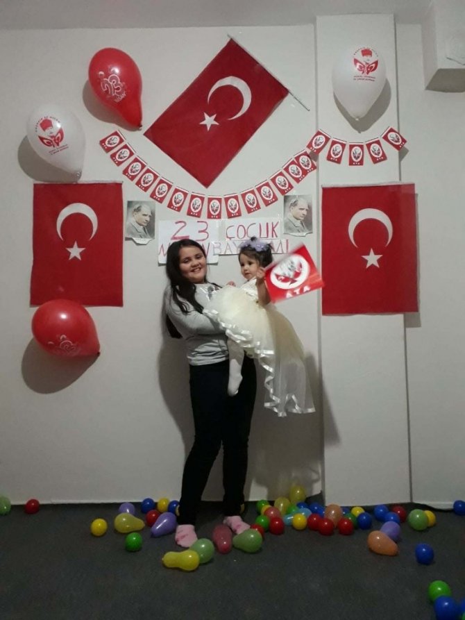 İstanbul’daki çocuklar 23 Nisan’ı ilk kez evde kutladı