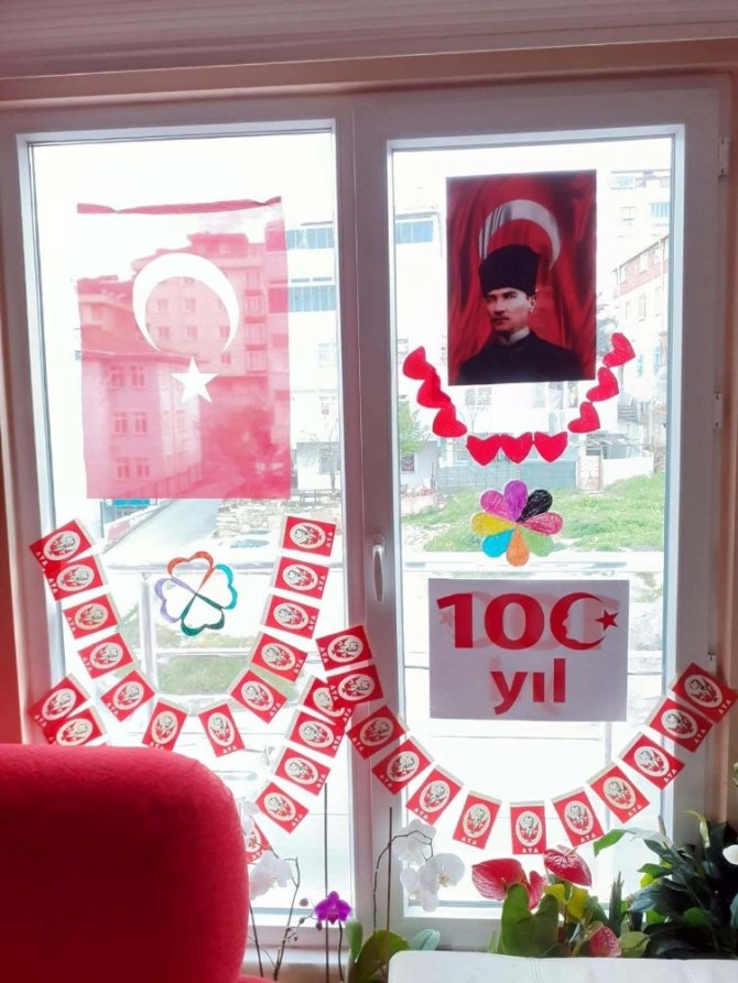 İstanbul’daki çocuklar 23 Nisan’ı ilk kez evde kutladı