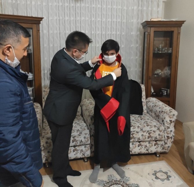 Başsavcı Dönmez, izolasyondaki memurun oğluna cübbe giydirip bayramını kutladı