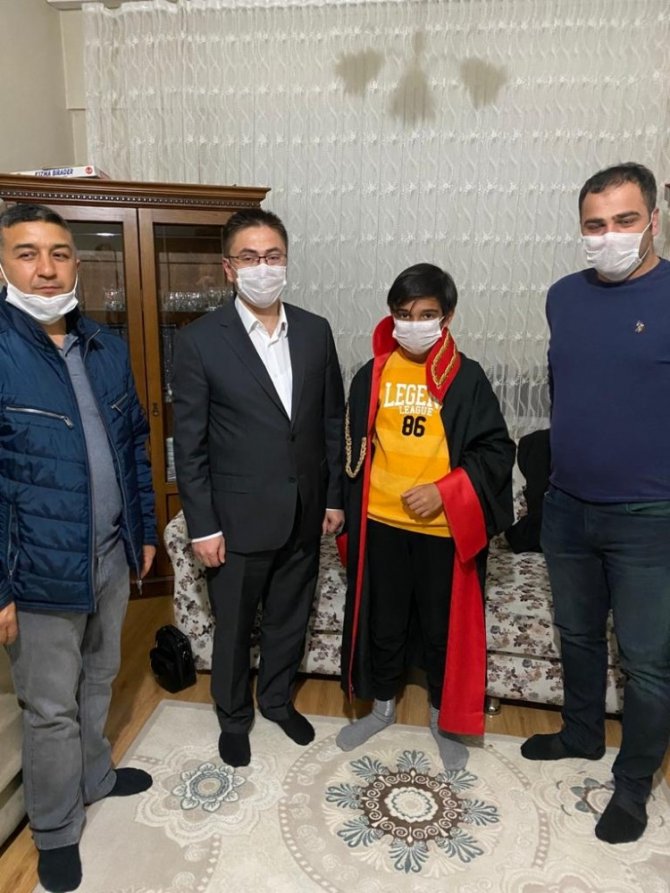 Başsavcı Dönmez, izolasyondaki memurun oğluna cübbe giydirip bayramını kutladı