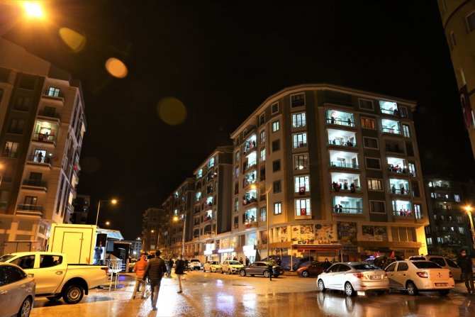 Van, Muş, Bitlis ve Hakkari'de vatandaşlar, İstiklal Marşı'nı balkonlarından okudu