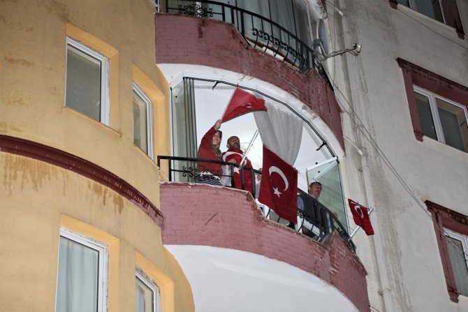 Van, Muş, Bitlis ve Hakkari'de vatandaşlar, İstiklal Marşı'nı balkonlarından okudu