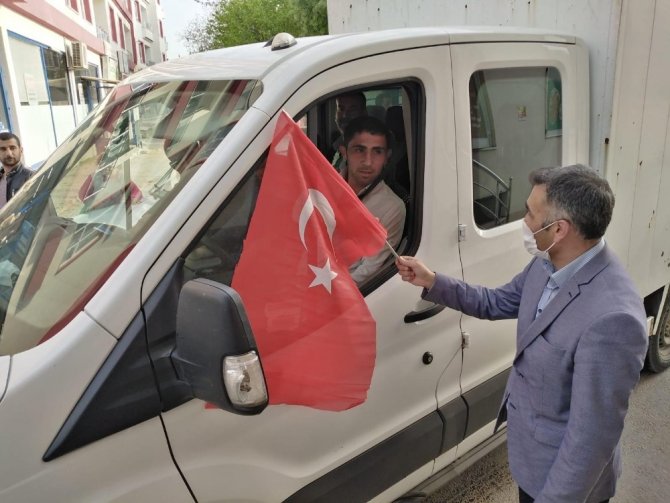 Yavuzeli İlçe Kaymakamı Taşkın maske ve Türk bayrağı dağıttı