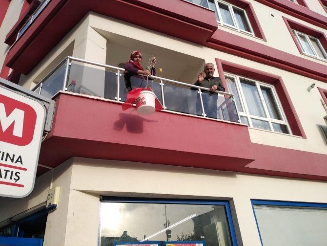 Yavuzeli İlçe Kaymakamı Taşkın maske ve Türk bayrağı dağıttı