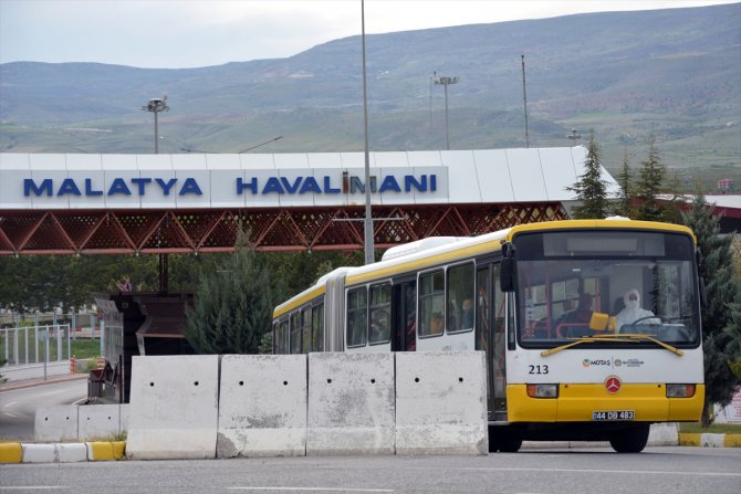 Azerbaycan'dan getirilen 182 Türk vatandaşı Malatya'da