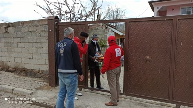 Kızılay görevlileri ile polislerden Muradiye'de ihtiyaç sahiplerine ramazan pidesi