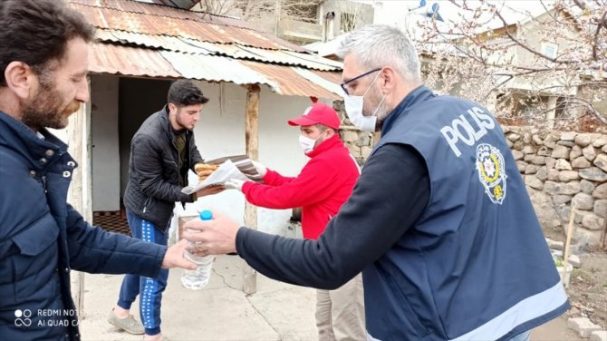 Kızılay görevlileri ile polislerden Muradiye'de ihtiyaç sahiplerine ramazan pidesi