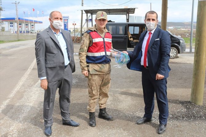 Gönüllü öğretmenlerin ürettiği siper maskeler, güvenlik güçlerine dağıtıldı