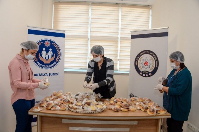 Polis Eslerinin Hazirladigi El Emegi Urunler Gece Gorev Yapan Polislere Ikram Edildi
