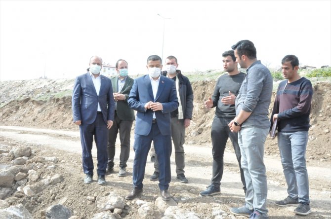 Erciş'te ceviz ve badem fideleri toprakla buluşturuldu