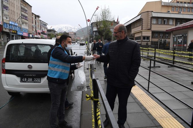 Muş Belediyesi vatandaşlara ücretsiz maske dağıtıyor