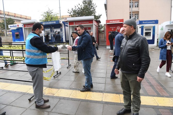 Muş Belediyesi vatandaşlara ücretsiz maske dağıtıyor