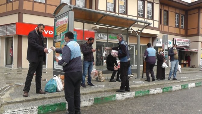 Erciş Belediyesi vatandaşlara maske dağıttı