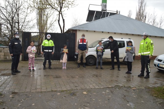 Eleşkirt'te polis ve jandarmadan çocuklara sürpriz ziyaret