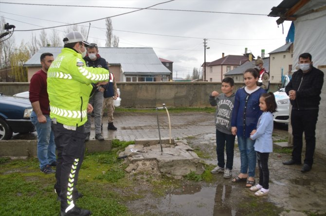 Eleşkirt'te polis ve jandarmadan çocuklara sürpriz ziyaret