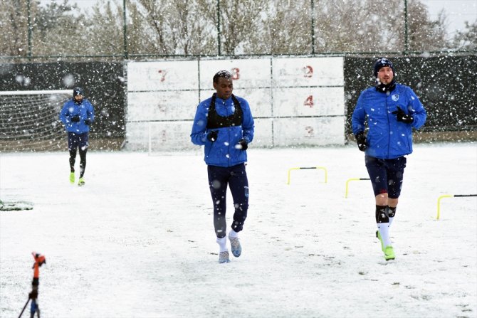 Erzurumspor, kar yağışı altında antrenmanlara başladı