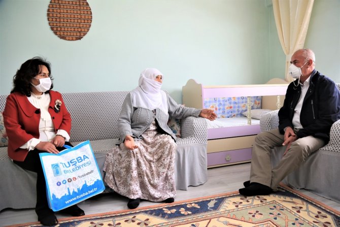 Tuşba Belediye Başkanı Akman'dan annelere ziyaret