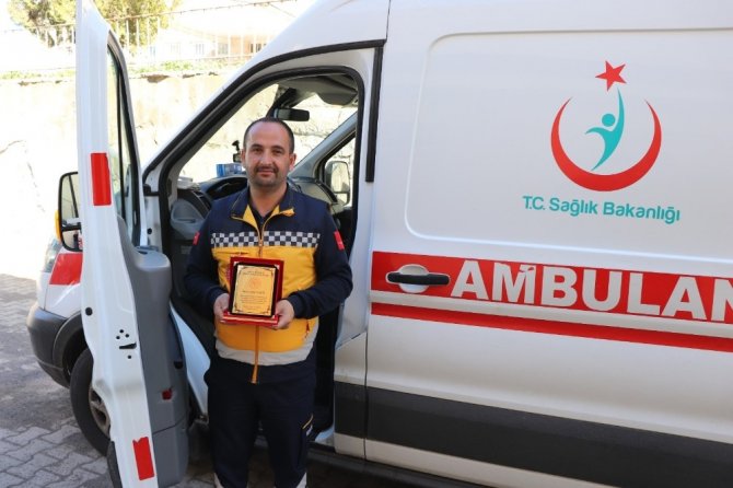 Kars’ta ambulans şoförüne plaket verildi