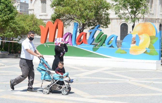 Uzun zaman sonra sokağa çıkan çocukların mutluluğu yüzlerine yansıdı