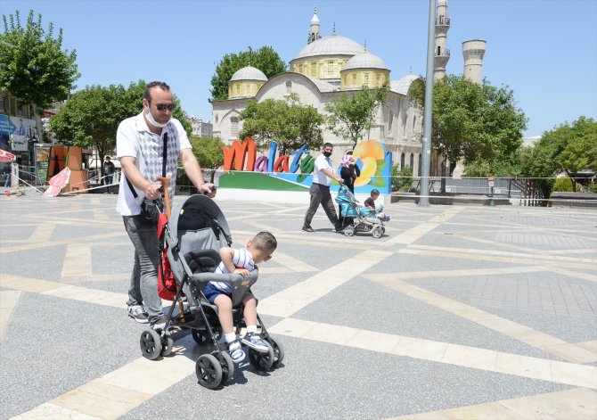 Uzun zaman sonra sokağa çıkan çocukların mutluluğu yüzlerine yansıdı