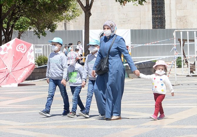 Uzun zaman sonra sokağa çıkan çocukların mutluluğu yüzlerine yansıdı