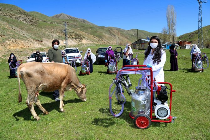 Oltu'da 12 çiftçiye süt sağım makinesi desteği