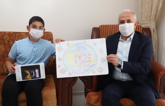 Gültak, şiir ve resim yarışmasının birincilerine ödüllerini verdi