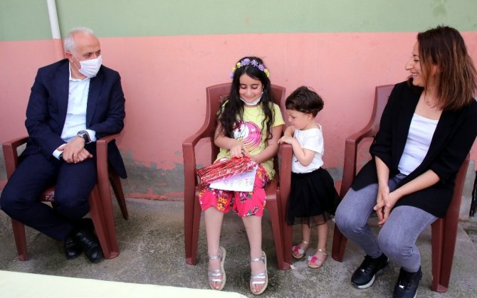 Gültak, şiir ve resim yarışmasının birincilerine ödüllerini verdi