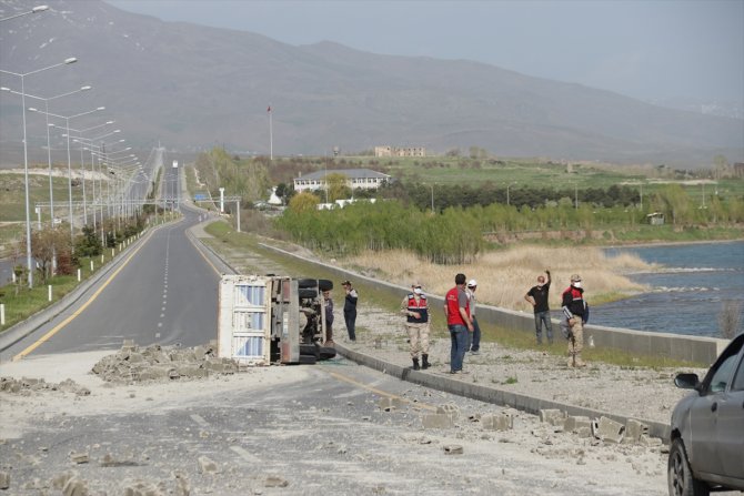 Van'da briket yüklü kamyonet yan yattı, sürücüsü yaralandı