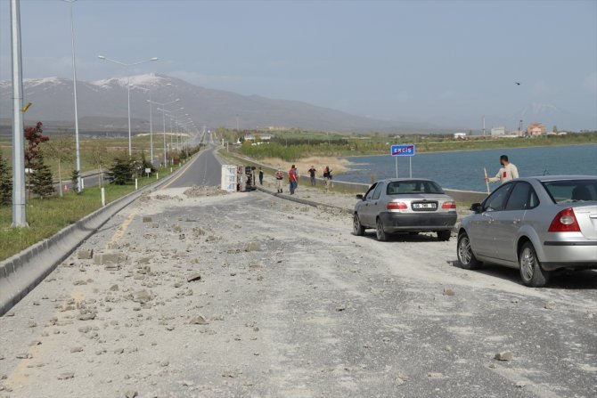 Van'da briket yüklü kamyonet yan yattı, sürücüsü yaralandı