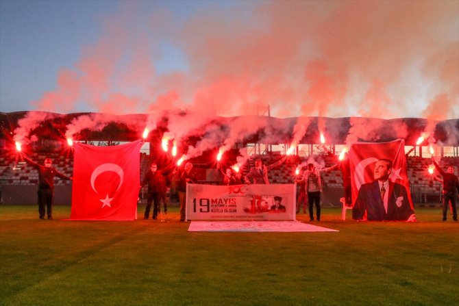 Doğu'da bayram coşkusu balkonlarda ve statlarda yaşandı