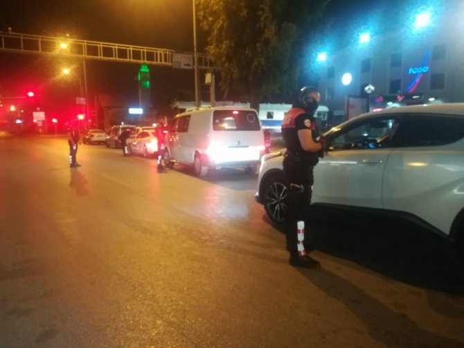 Kısıtlamanın bitmesiyle vatandaşlar sokaklara çıktı