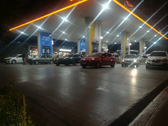 Kısıtlamanın bitmesiyle vatandaşlar sokaklara çıktı