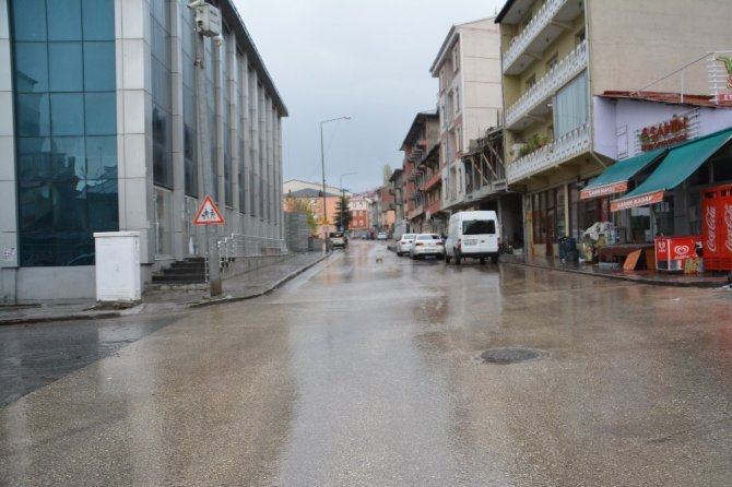 Sarıkamış’ta cadde ve sokaklar boş kaldı