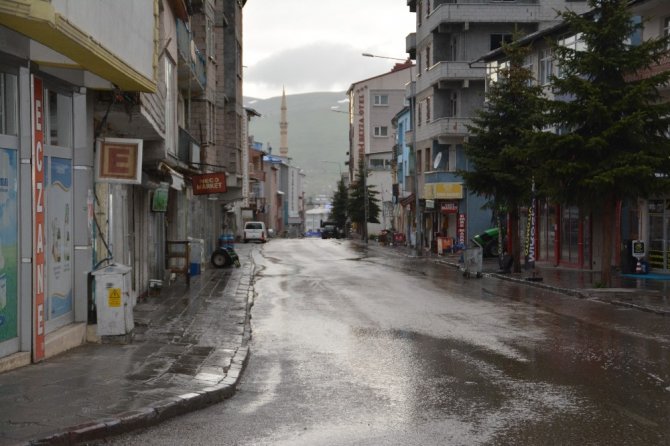 Sarıkamış’ta cadde ve sokaklar boş kaldı