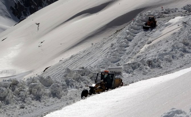 Bayburt’ta karla mücadele çalışmaları sürüyor