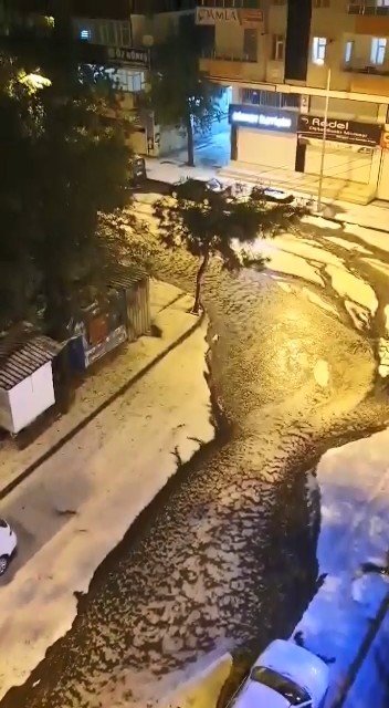 Diyarbakır’da sağanak yağmur sonrası dolu yağdı, sürücüler zor anlar yaşadı