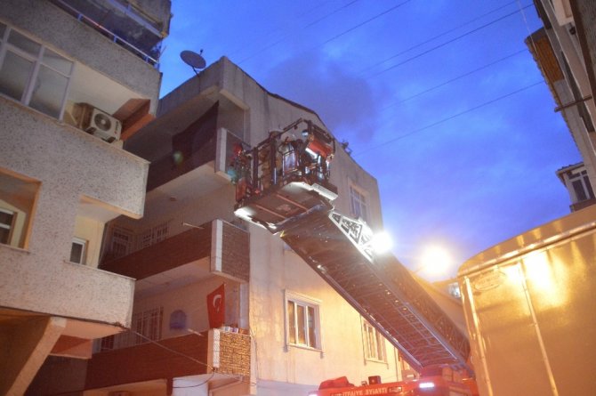 Küçükçekmece’de 4 katlı apartmanın çatısı alev alev yandı